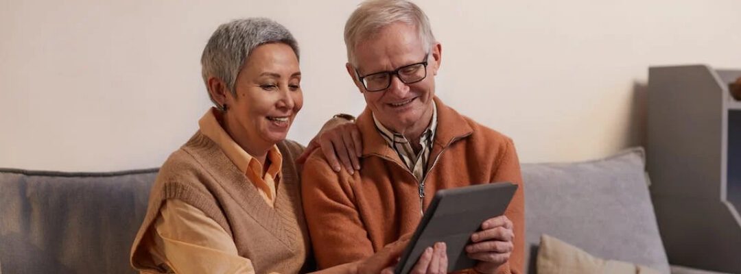 Älteres Paar liest Blogbeitrag auf einem Tablet