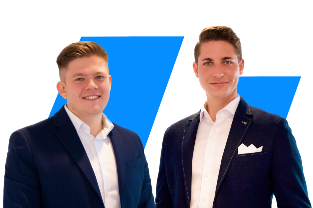 Michael Scharnagel (li.) und Marius Kohler (re.) vor blauem Hintergrund
